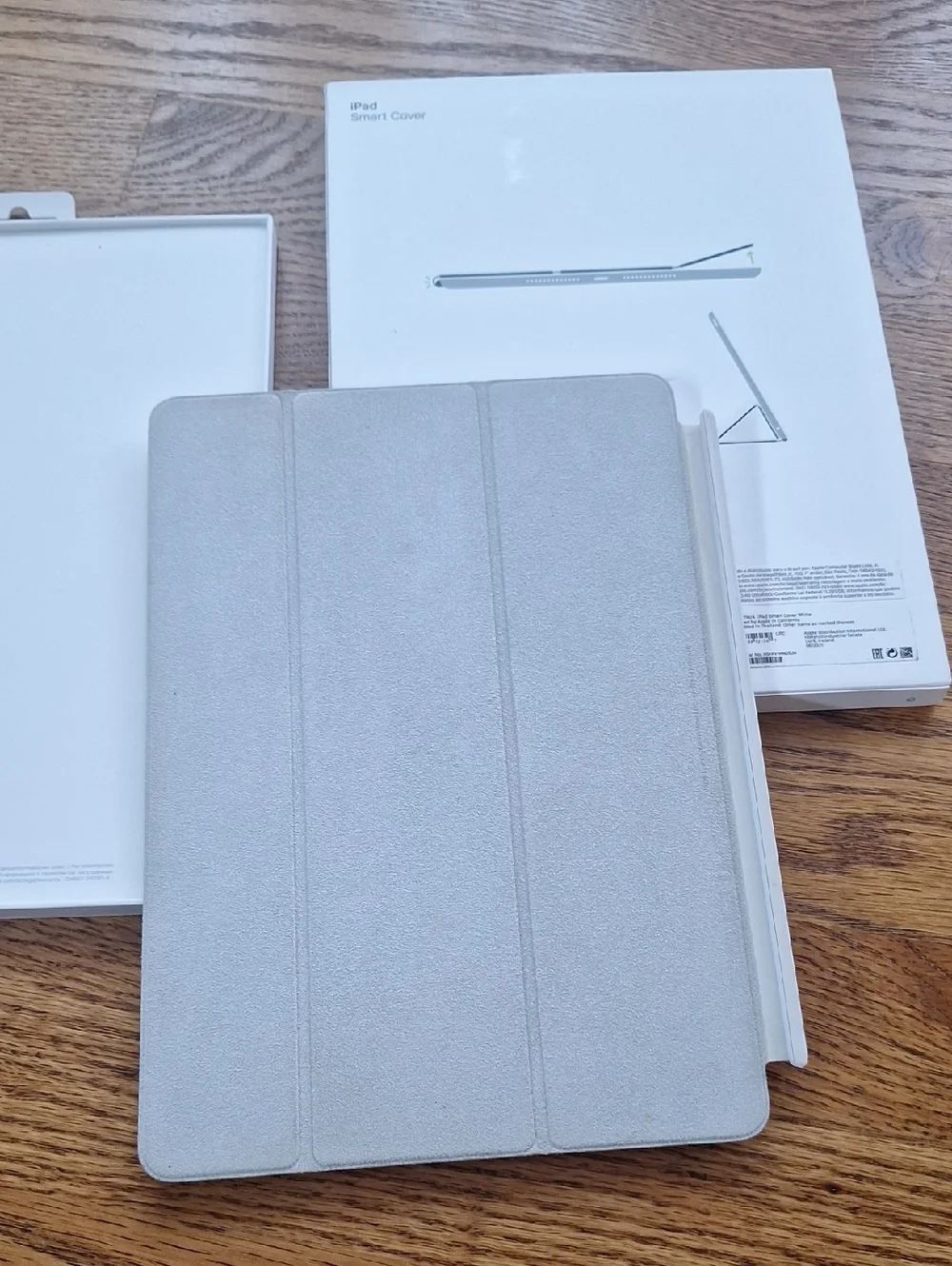 NEW Apple iPad Smart Cover - White